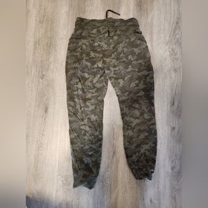 Lululemon sweats in green camo size 6